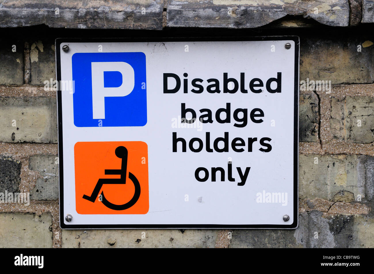 Badge disabili titolari solo segno di parcheggio, Cambridge, Inghilterra, Regno Unito Foto Stock