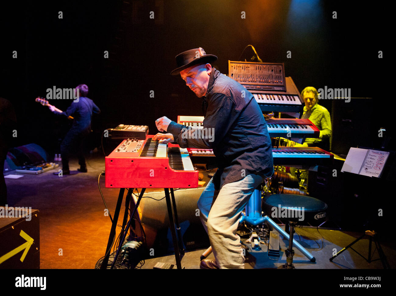 Stan bianco (bass), Dave Formula (tastiere) e John Doyle (tamburi), della rock band Magazine, Shepherds Bush Empire, 10-11-11 Foto Stock