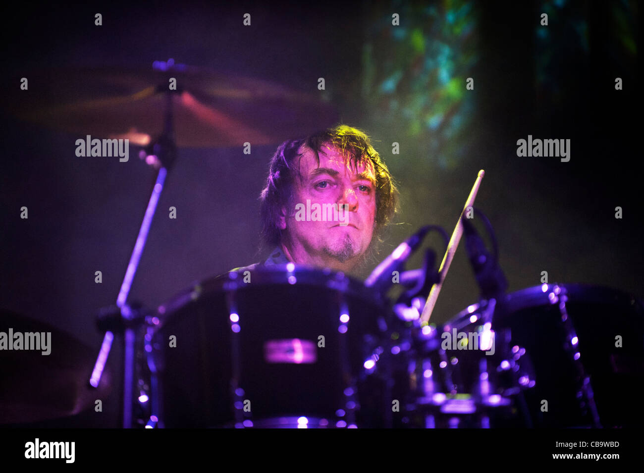 John Doyle, tamburellare con la band Magazine, Manchester Academy 4-11-11 Foto Stock