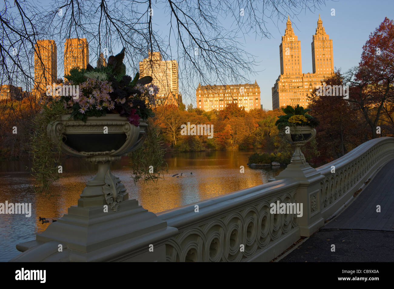 Caduta vista dal ponte di prua della Upper West Side e il lago dal lato sud del Lago di Central Park di New York Foto Stock