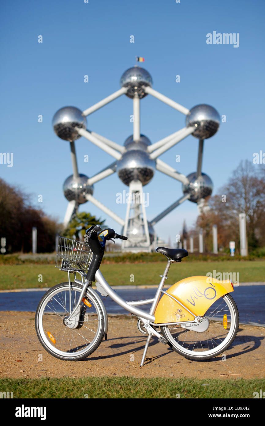 Una delle biciclette di Villo, il servizio pubblico di Bruxelles, Belgio, nella parte anteriore del Atomium Foto Stock