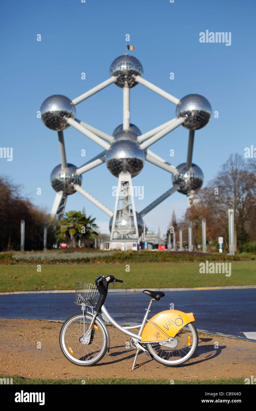 Una delle biciclette di Villo, il servizio pubblico di Bruxelles, Belgio, nella parte anteriore del Atomium Foto Stock