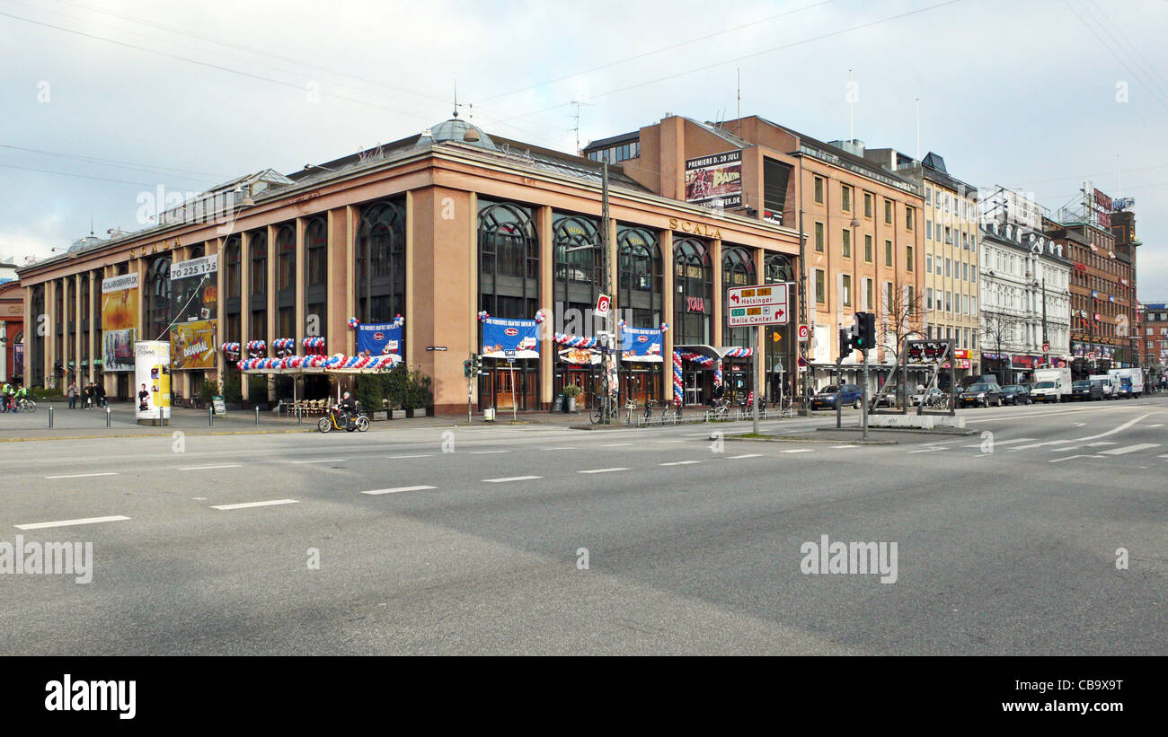 Scala edificio con un cinema all'angolo di Axltorv e Vesterbrogade in Copenhagen DANIMARCA Foto Stock