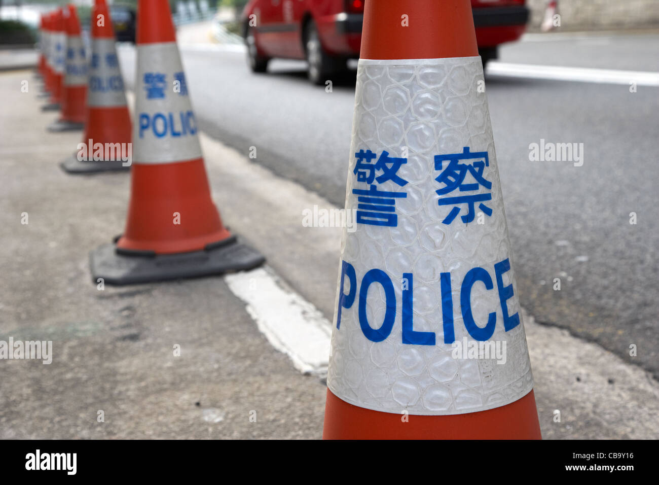Polizia di hong kong ha traffico coni cordoning off parte di una strada di RAS DI HONG KONG CINA Foto Stock