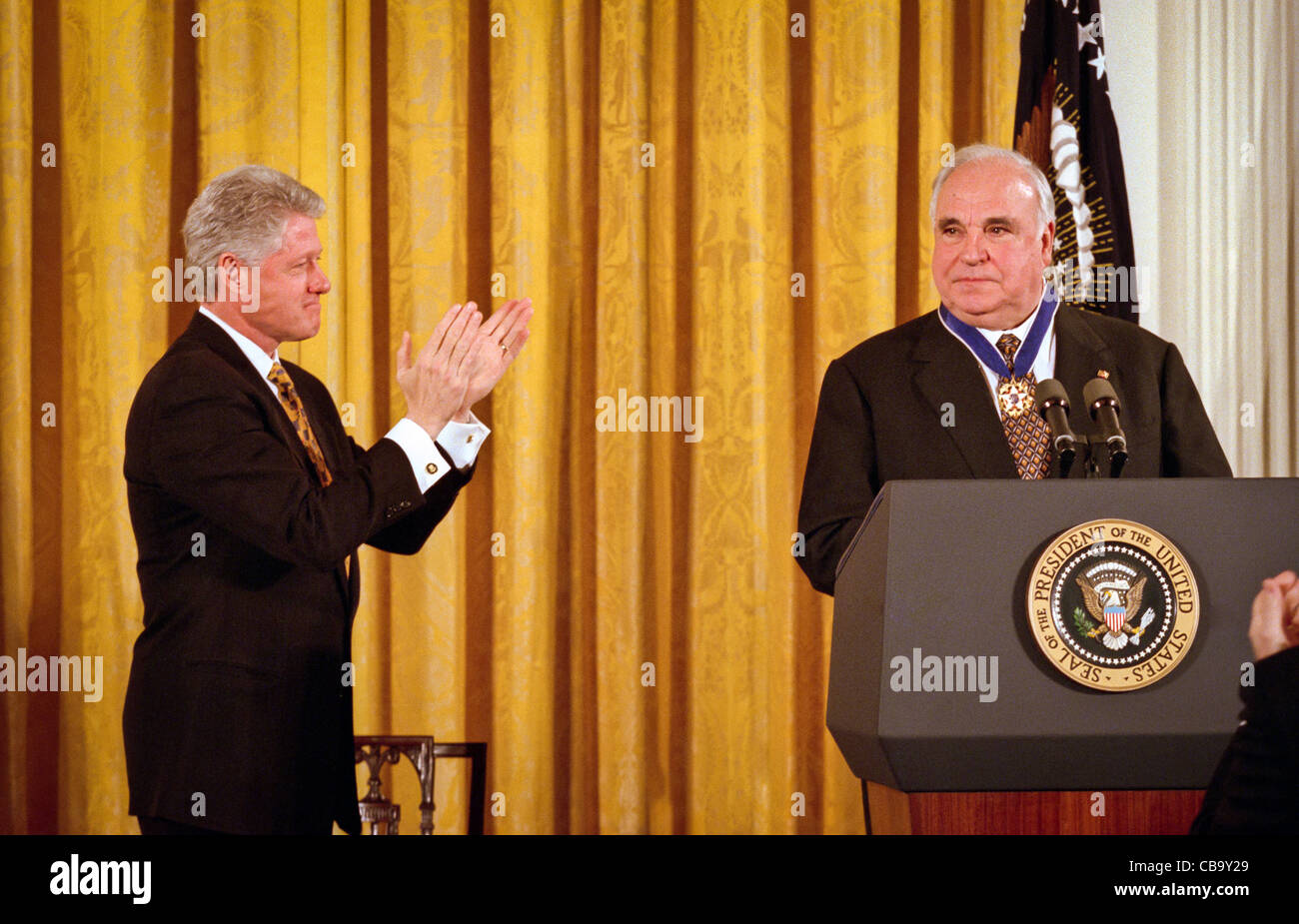 Il presidente Bill Clinton elogia l'ex cancelliere tedesco Helmut Kohl dopo la presentazione di lui con la Medaglia della Libertà alla Casa Bianca il 20 aprile 1999. Kohl ha ricevuto la medaglia per i suoi molti anni di buone relazioni con gli Stati Uniti ed è il primo straniero a ricevere l'onore dal 1991. Foto Stock