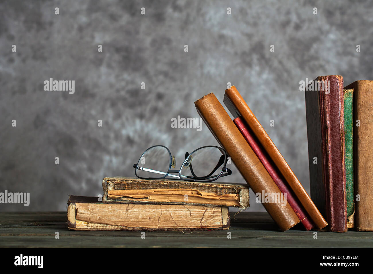 Libri con gli occhiali da lettura in un usato bookstore Foto Stock