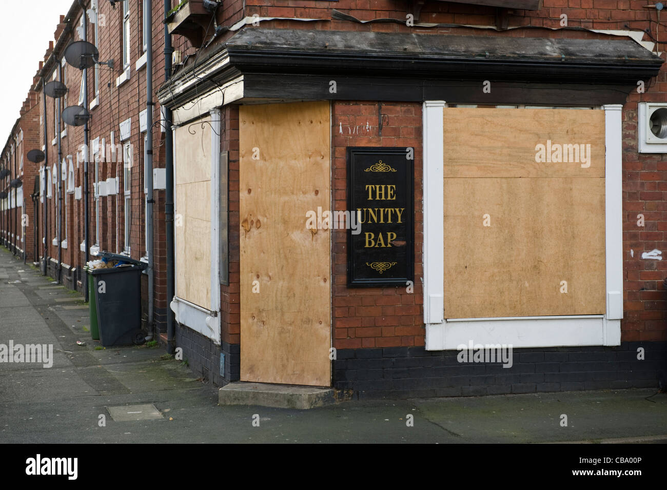 L'unità Bar intavolato pub locale su un angolo della Plimsoll e Park Street Kidderminster Worcestershire Inghilterra REGNO UNITO Foto Stock