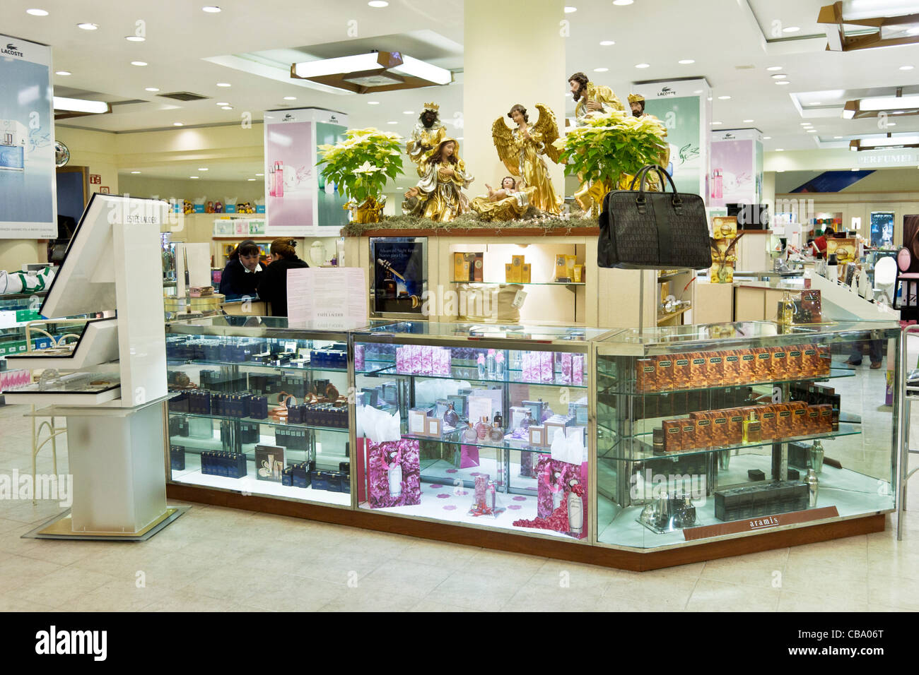 Cosmetici contatore cosmetici decorate con presepe a Sears department store quartiere Roma Città Del Messico Foto Stock