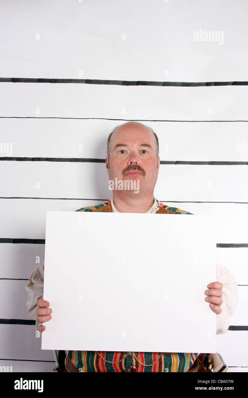 Un mugshot di un uomo con un segno Foto Stock