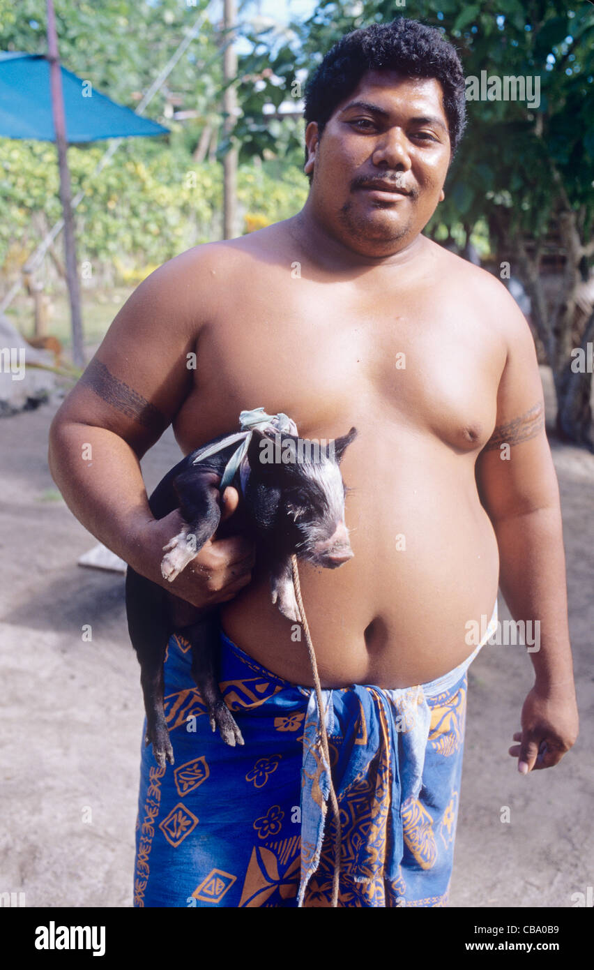 Samoa occidentale, Manono Island, giovane maschio abitante con pet pig Foto Stock