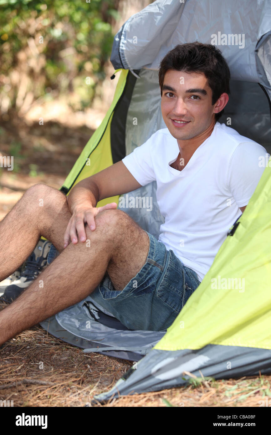 Camper seduto nella sua tenda Foto Stock