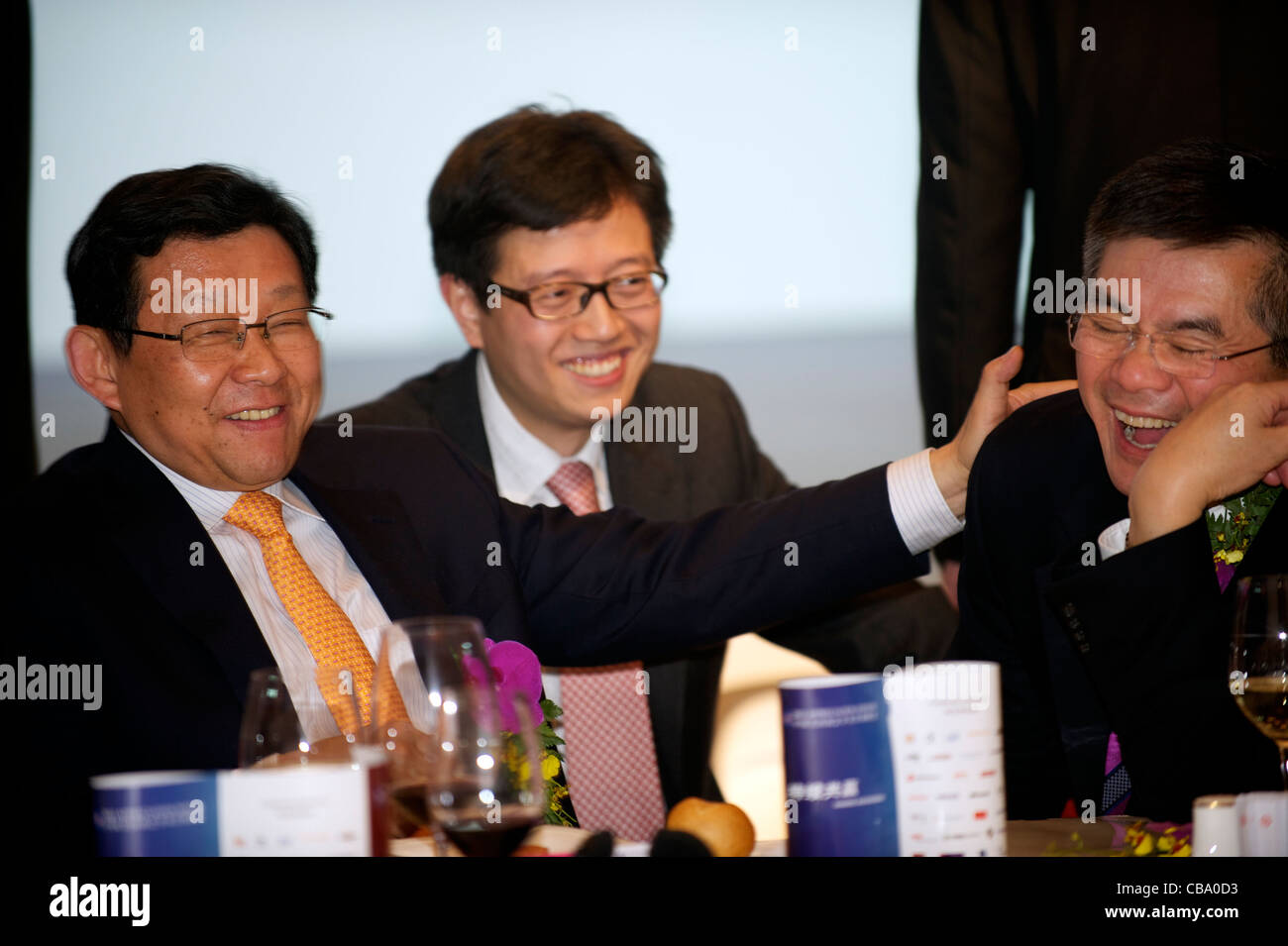 La Cina del ministro del commercio Chen Deming colloqui con l'ambasciatore statunitense in Cina Gary Locke. 02-Dec-2011 Foto Stock