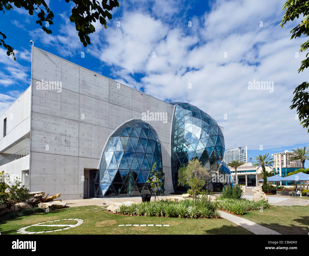 Il nuovo Museo Salvador Dali presi da il giardino del museo di San Pietroburgo, Florida, Stati Uniti d'America Foto Stock