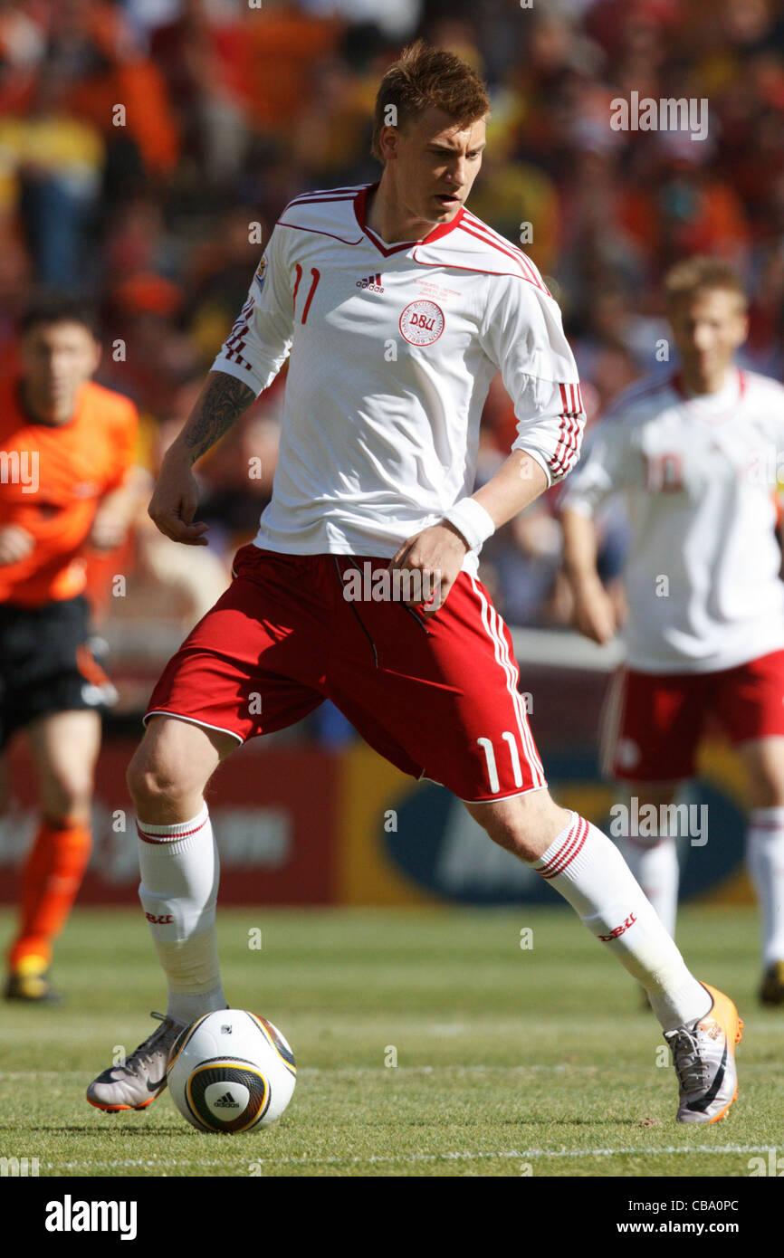 Nicklas Bendtner della Danimarca in azione durante una 2010 FIFA World Cup match contro i Paesi Bassi al Soccer City Stadium. Foto Stock