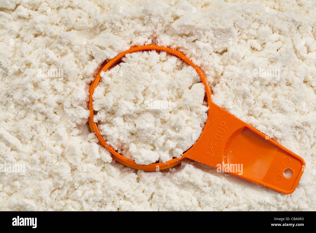 Sfondo e misurino di bianco isolato di proteina del siero di latte in polvere Foto Stock
