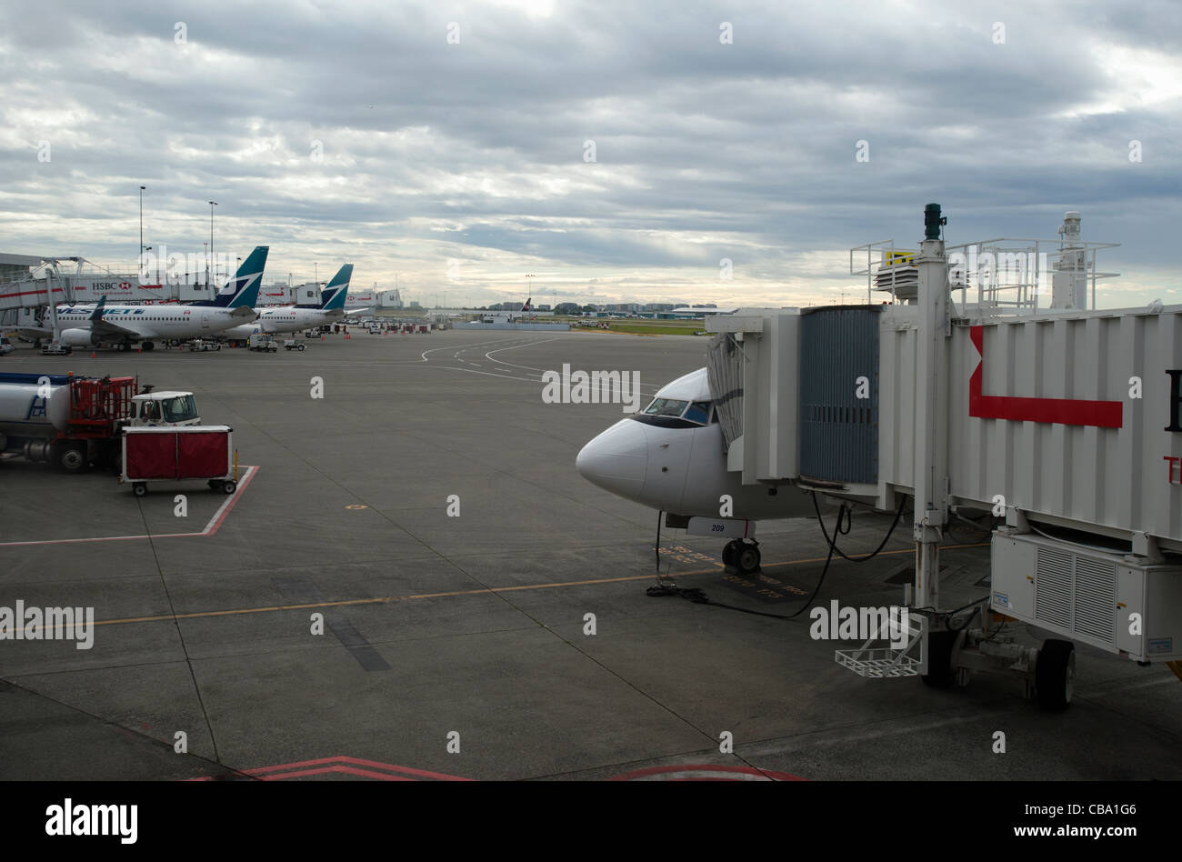 In aereo su asfalto al gate, international airport Foto Stock