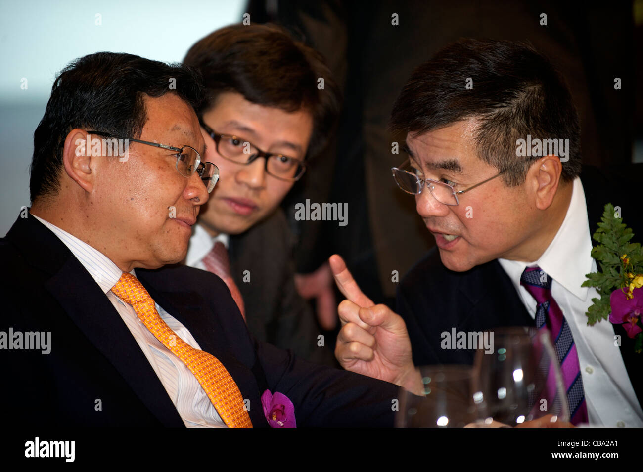 La Cina del ministro del commercio Chen Deming colloqui con l'ambasciatore statunitense in Cina Gary Locke. 02-Dec-2011 Foto Stock