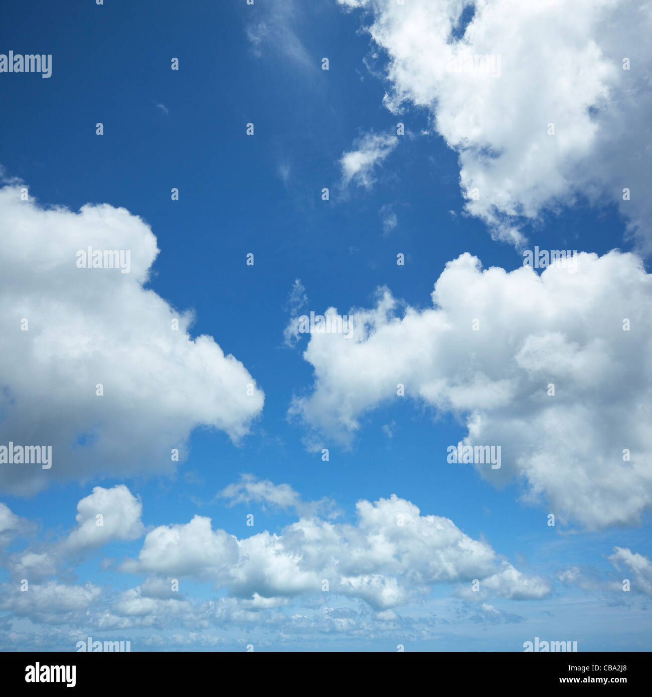 A mezzogiorno sullo sfondo del cielo. Composizione quadrata. Realizzato da alcuni scatti, cuciti insieme per ottenere una risoluzione alta. Foto Stock