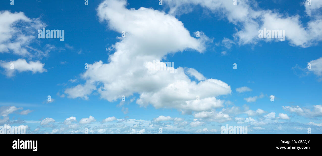 Spettacolare mattina cloudscape. Scatto panoramico. Foto Stock