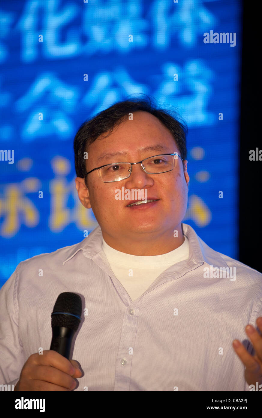 Renren presidente Chen Yizhou parla durante un forum a Pechino in Cina. 02-Dec-2011 Foto Stock