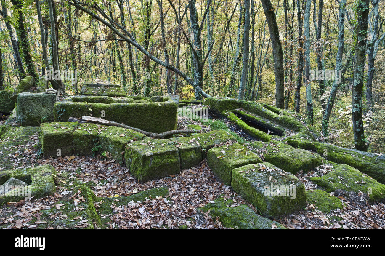 I resti del villaggio altomedievale di Santa Cecilia, provincia di Viterbo, Italia. Foto Stock