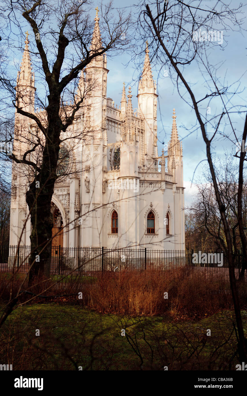 Cappella gotica in Peterhof è una chiesa ortodossa in nome di San Alexander Nevsky situato nel Parco di Alessandria di Petergof, Russia. Foto Stock