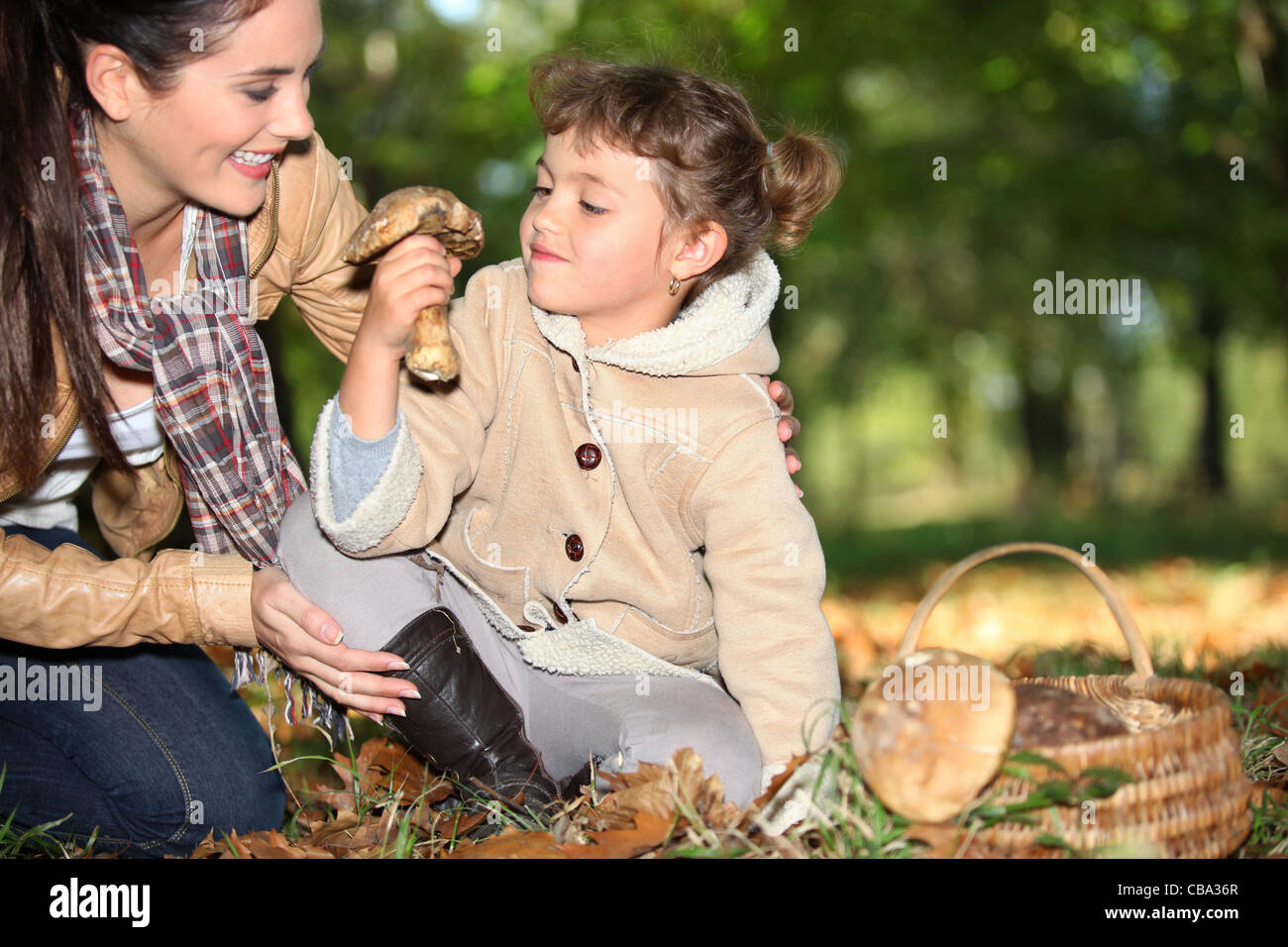 Mamma e figlia nel bosco Foto Stock