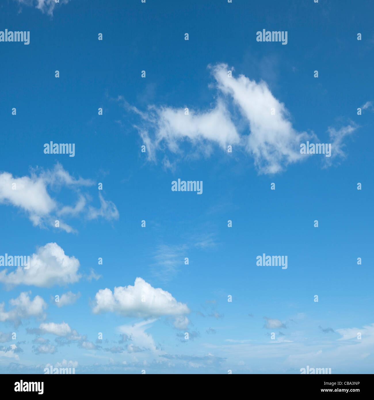Bellissimo cielo nuvoloso. Composizione quadrata. Realizzato da alcuni scatti, cuciti insieme per ottenere una risoluzione alta. Foto Stock