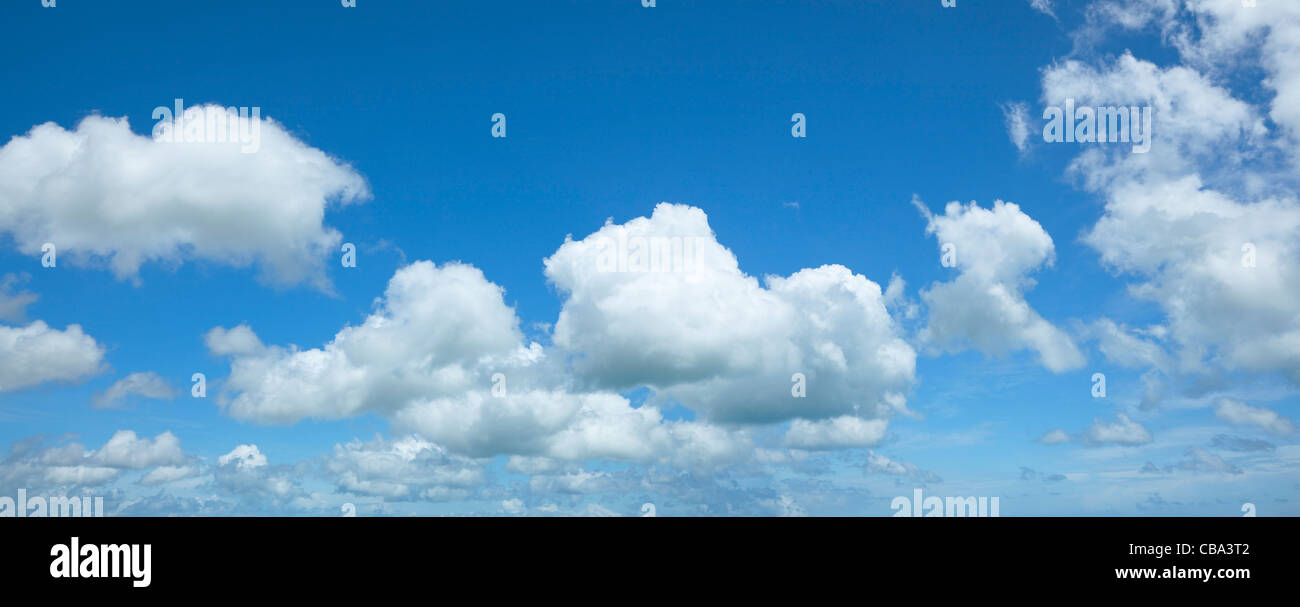 Bel mattino cloudscape. Composizione panoramica in alta risoluzione. Foto Stock