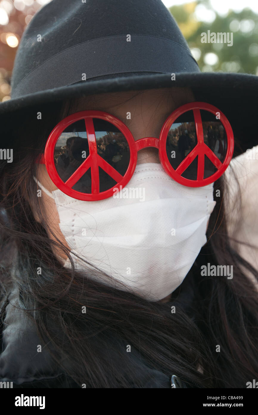 Manifestazioni contro il nucleare, con musica fornita da 'di rum di Furore' e altri musicisti di Tokyo, Giappone, Nov 2011. Foto Stock