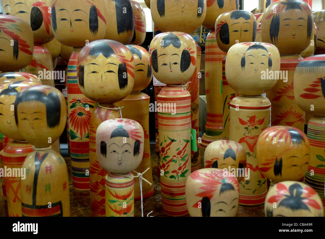 Tradizionale Giapponese di giocattoli in legno, chiamato 'Kokeshi', in 'Oriental Bazaar" tourist souvenir shop in Omotesando, in Tokyo, Japa Foto Stock