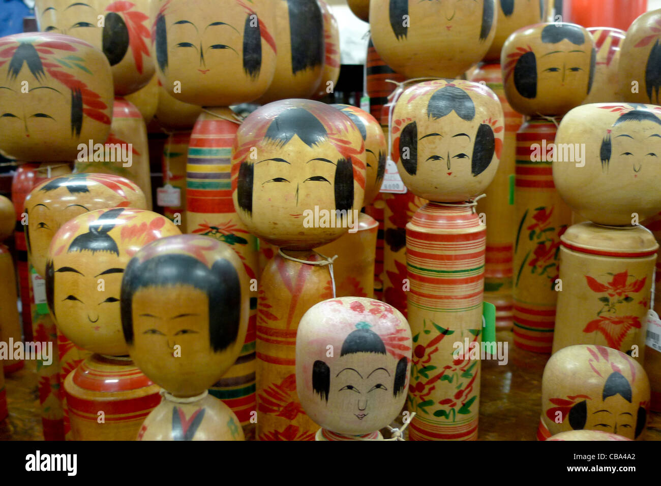 Tradizionale Giapponese di giocattoli in legno, chiamato 'Kokeshi', in 'Oriental Bazaar" tourist souvenir shop in Omotesando, Tokyo, Giappone Foto Stock