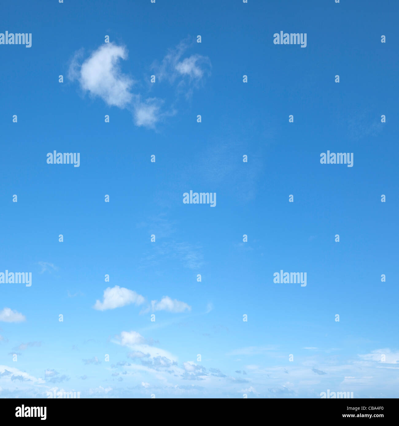 Mattina cloudscape. Composizione quadrata. Realizzato da alcuni scatti, cuciti insieme per ottenere una risoluzione alta. Foto Stock