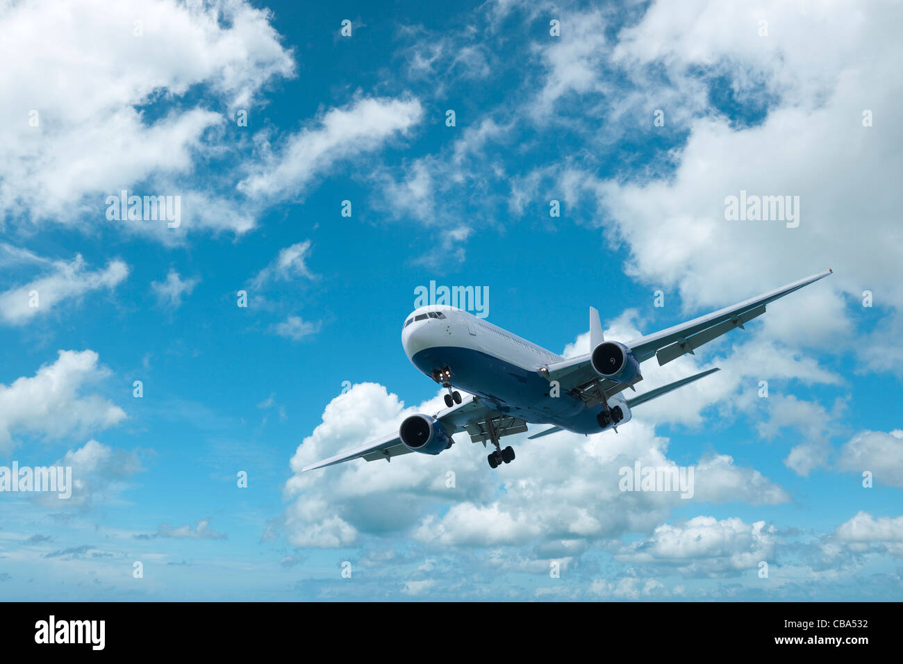 Gli aeromobili jet è la manovra in un colore blu cielo nuvoloso. In alta risoluzione. Foto Stock