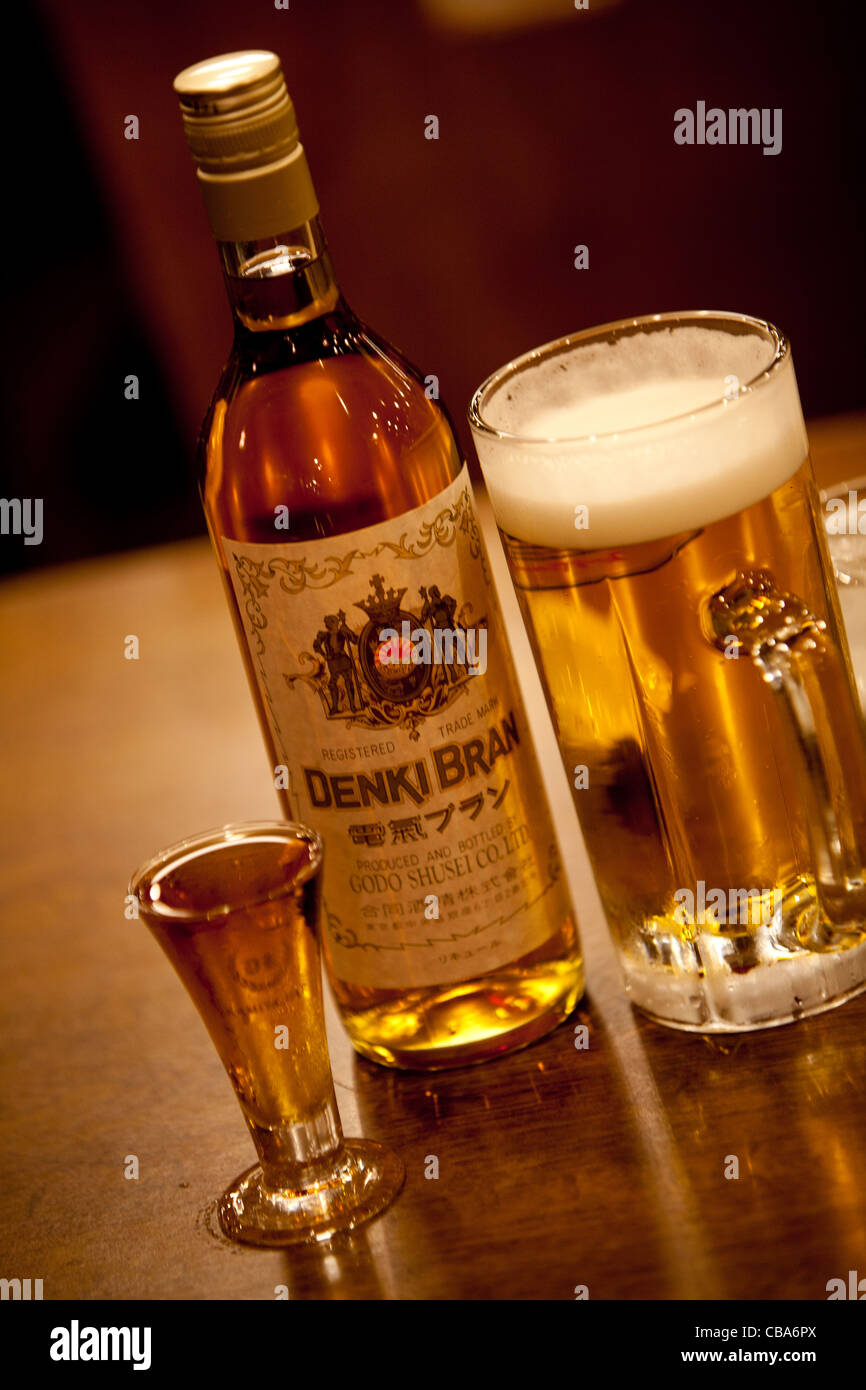 L'iconico Kamiya Bar, (con bicchieri di birra e DenkiBran), nel quartiere di Asakusa, Tokyo, Giappone, Foto Stock