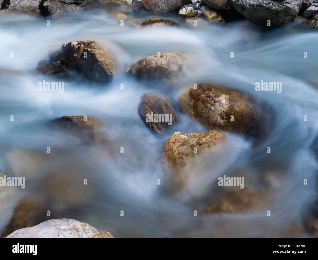 Massi in acqua chiara del fiume Soca,il Parco Nazionale del Triglav,Slovenia Foto Stock