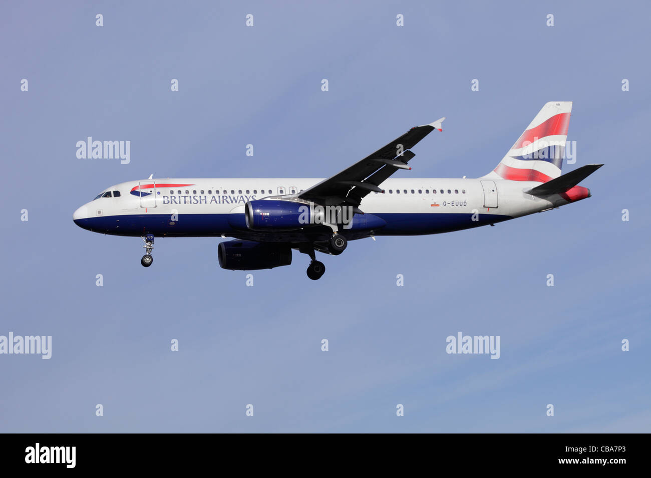 British Airways Airbus A320-232 G-EUUD sull approccio per Heathrow Foto Stock