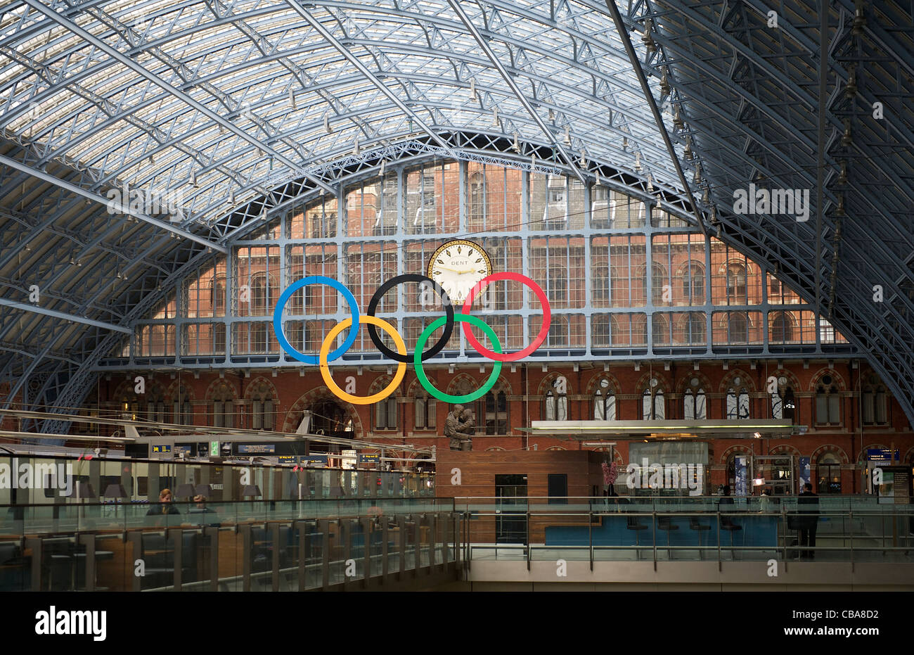 13.4. 2011. Londra si prepara per le Olimpiadi del 2012. Londons primo set di gigante anelli olimpici a St Pancras International Station. Foto Stock