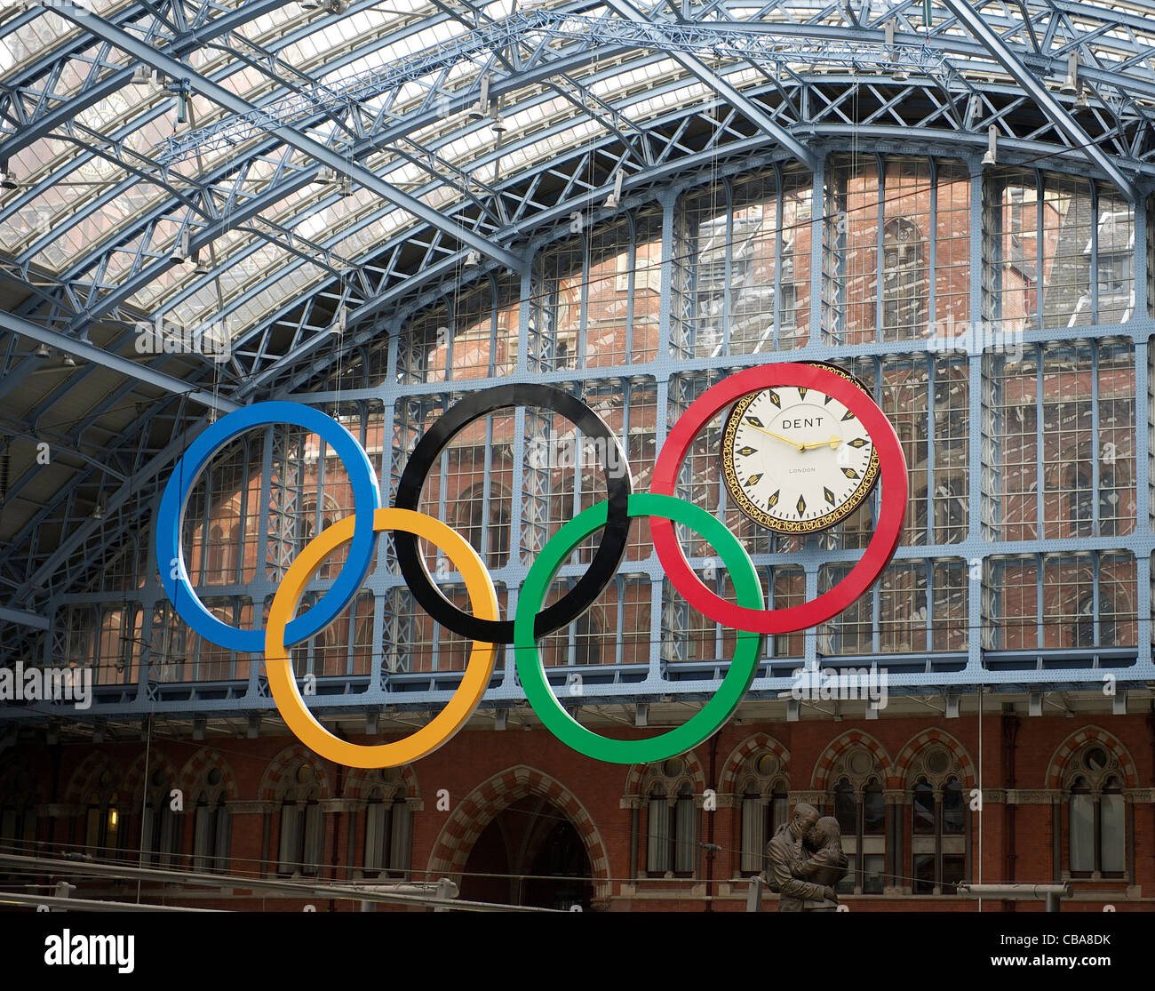 13.4. 2011. Londra si prepara per le Olimpiadi del 2012. Londons primo set di gigante anelli olimpici a St Pancras International Station. Foto Stock
