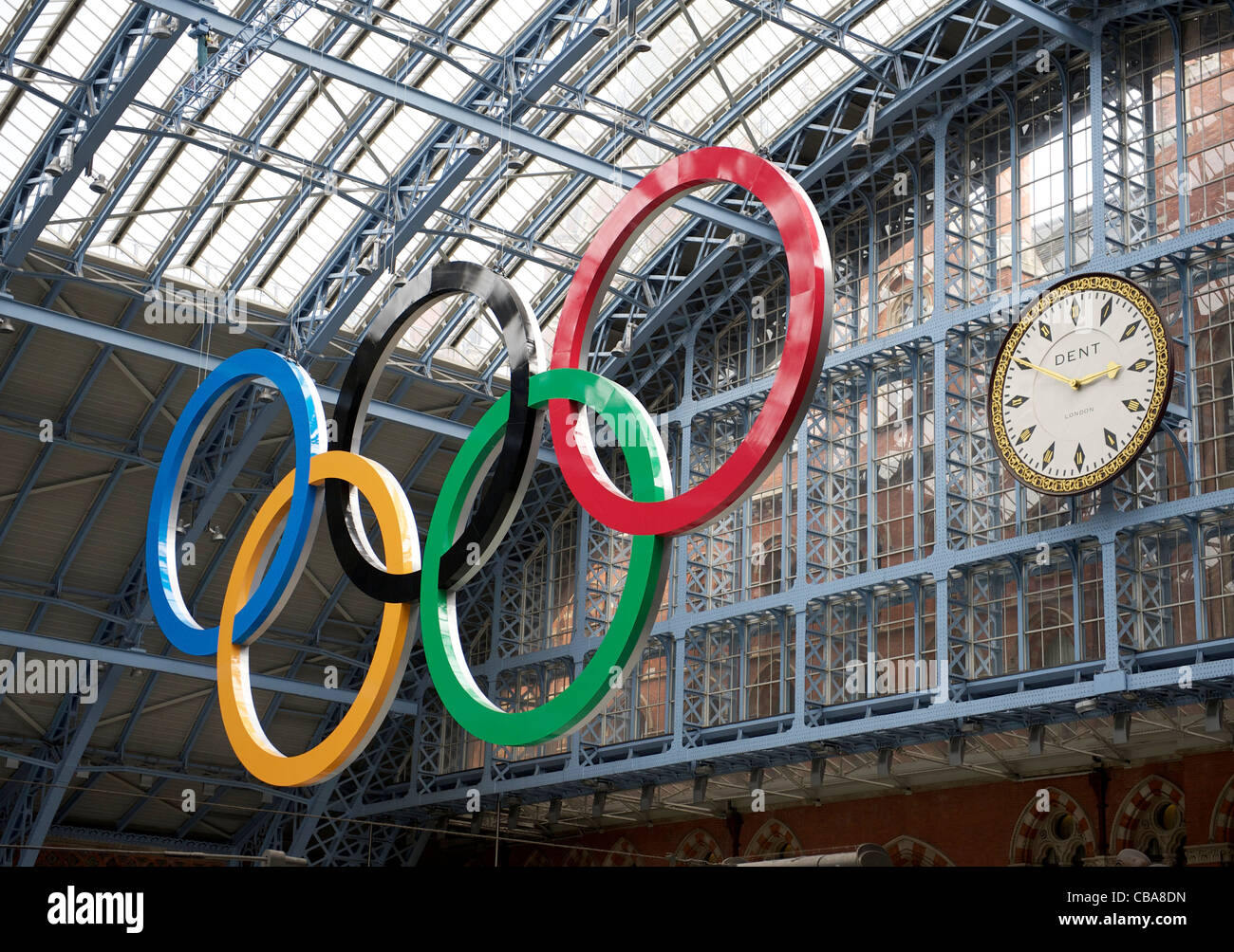 13.04.2011. Londra si prepara per le Olimpiadi del 2012. Londra il primo set di gigante anelli olimpici a St Pancras International Station Foto Stock