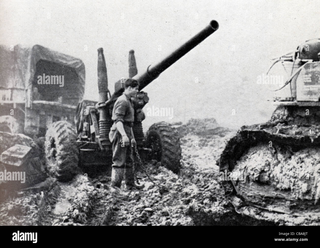 Un 5.5 pollici pistola di artiglieria impantanato nel fango durante la campagna italiana WW11 Foto Stock