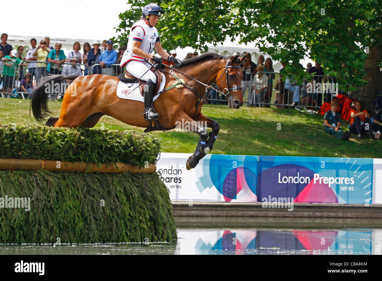 05.07.2011 Piggy francese (GBR) riding DHI Topper W competere nel cross country fase del London 2012 Olympic equestrian tes Foto Stock 05.07.2011 Piggy francese (GBR) riding DHI Topper W competere nel cross country fase del London 2012 Olympic equestrian tes Foto Stock