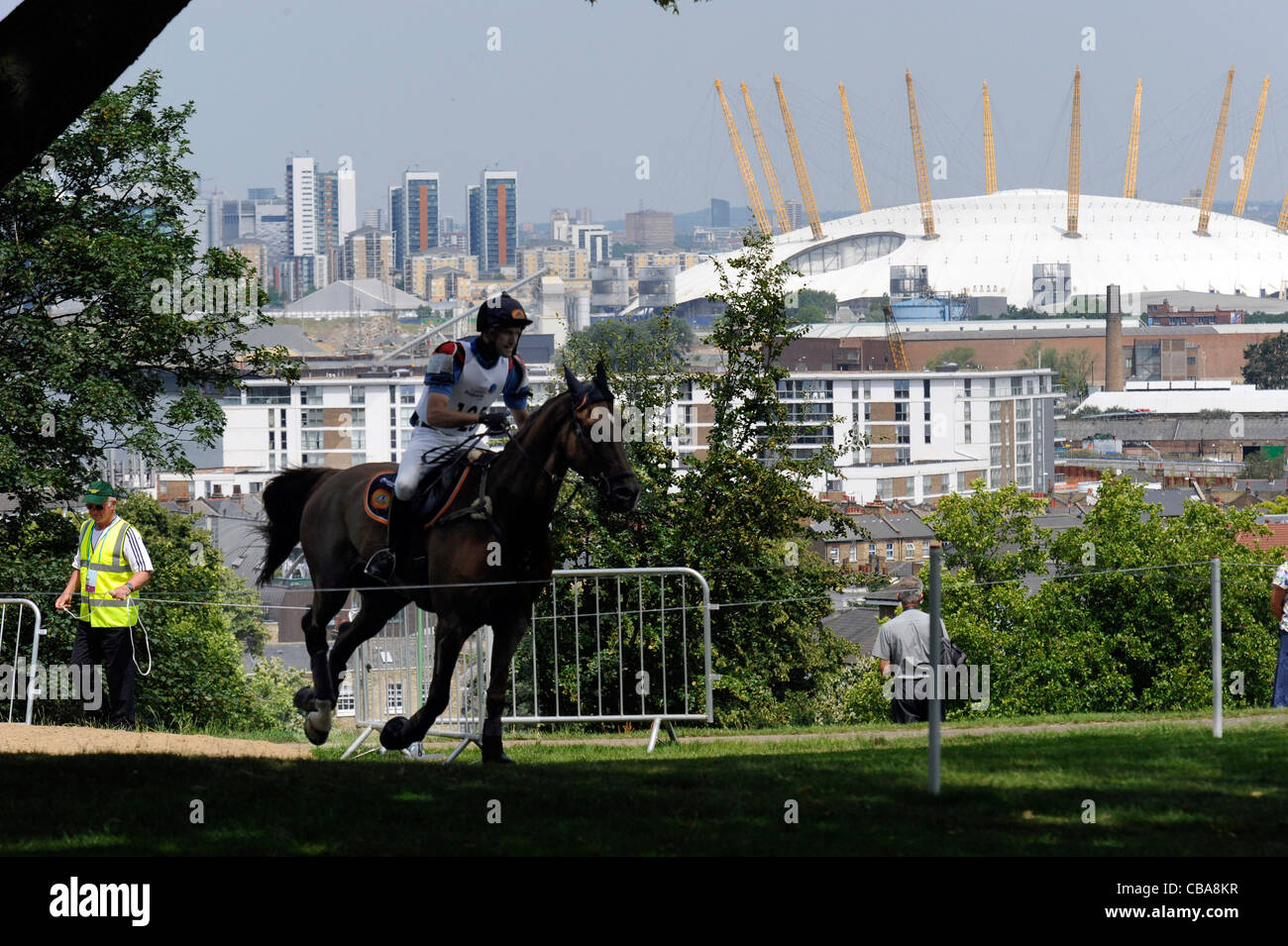 05.07.2011 Il London 2012 Olympic prova equestre evento tenutosi nel Royal Greenwich Park a Londra. Cross country con 02 Arena in Foto Stock