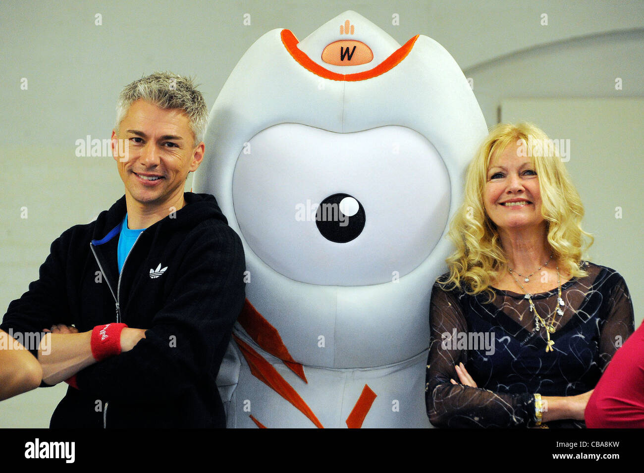 22.07.2011 Jonathan Edwards prove fuori il suo coordinamento e flessibilità quando lui e Londra 2012 Mascotte olimpica Wenlock uniti in Foto Stock