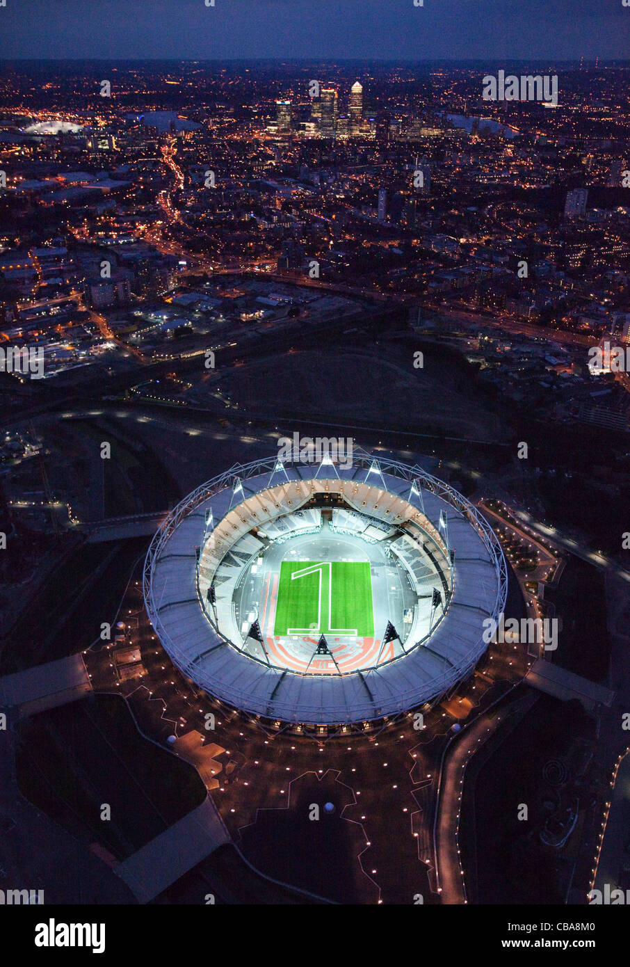27.07.2011 Il London 2012 Olympic Stadium è illuminata per contrassegnare 1 anno per andare per i Giochi Olimpici di eventi a Londra. Foto Stock