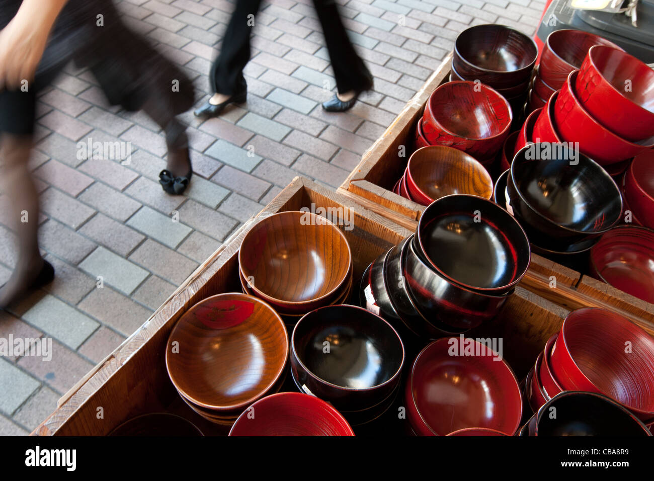 Kappabashi Dori, noto come 'stoviglie città", una strada di negozi che vendono molti cucina e ristorante prodotti, Tokyo, Giappone. Foto Stock