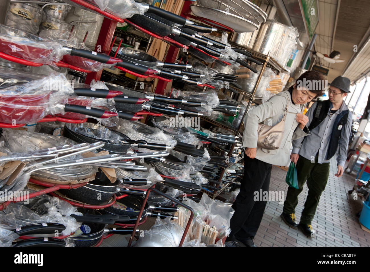 Kappabashi Dori, noto come 'stoviglie città", una strada di negozi che vendono molti cucina e ristorante prodotti, Tokyo, Giappone. Foto Stock
