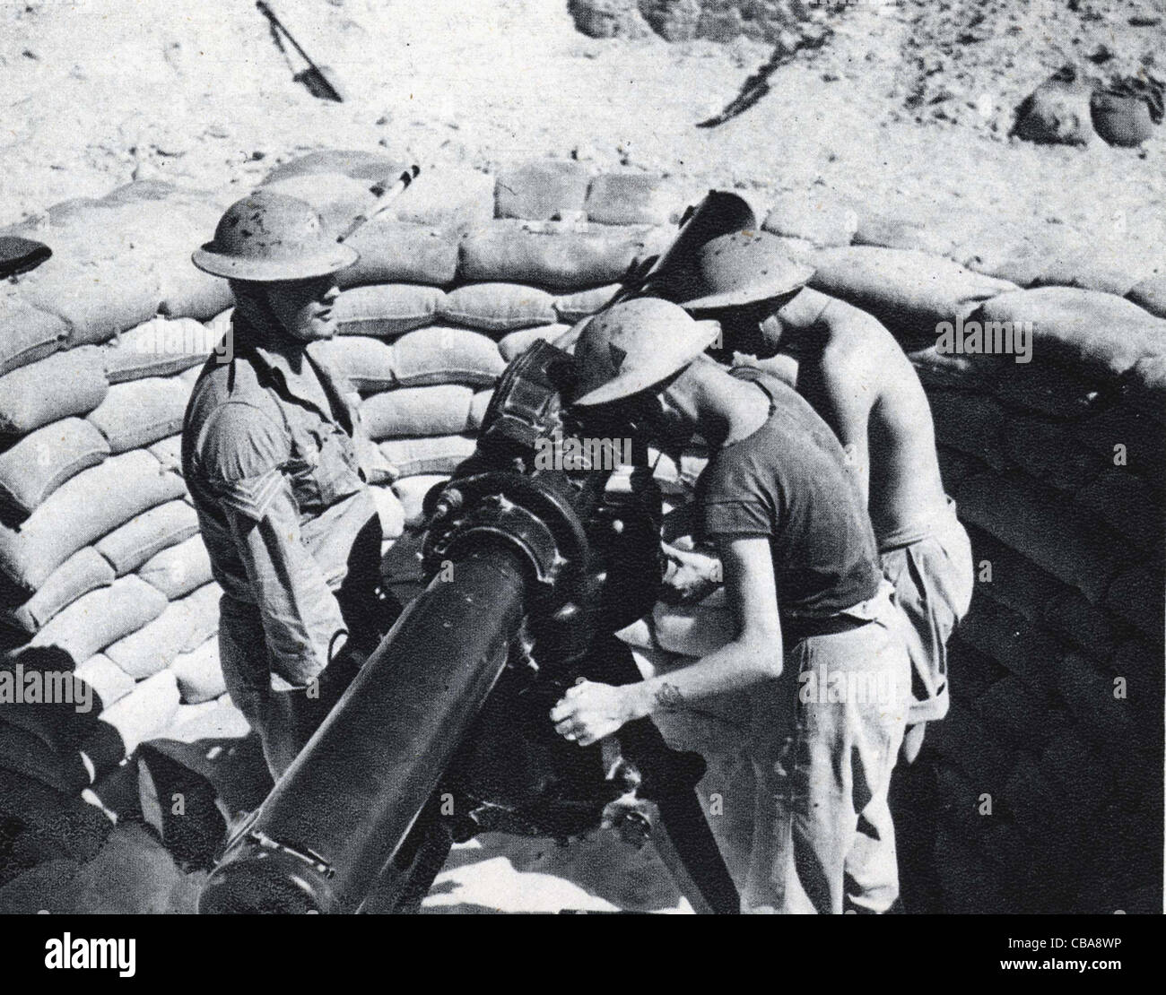 Soldati britannici uomo un telemetro utilizzato per fornire dati al anti aerei pistole. Nord Africa WW11 Foto Stock