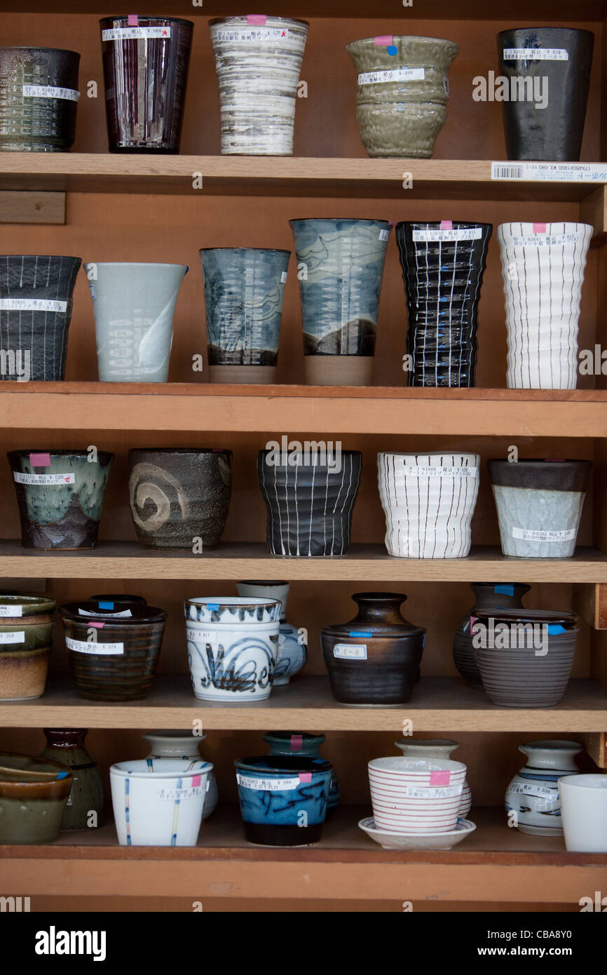Kappabashi Dori, noto come 'stoviglie città", una strada di negozi che vendono molti cucina e ristorante prodotti, Tokyo, Giappone. Foto Stock