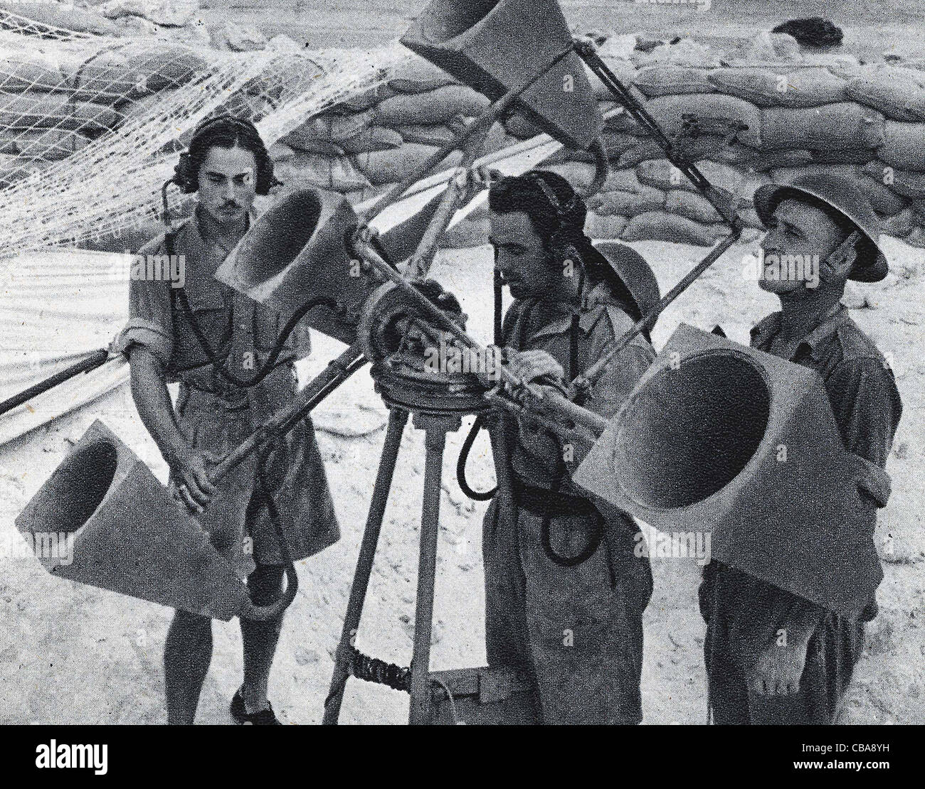 Soldati britannici utilizzare un localizzatore di suono per avvertire di avvicinamento di aerei nemici. Nord Africa WW11. Un predecessore di Radar. Foto Stock